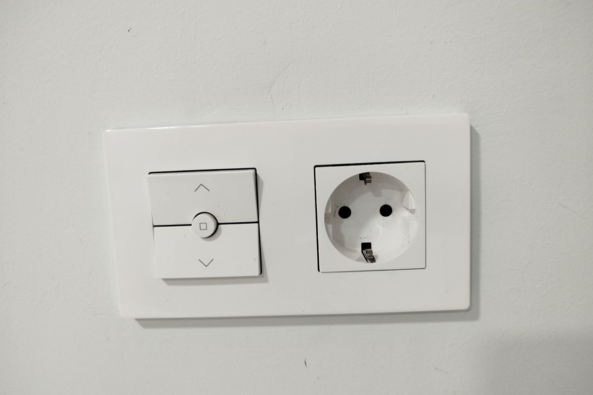 Mecanisme de paret amb endoll i interruptor en una instal·lació domèstica