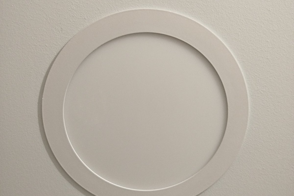 Panel LED rodó encastat en un sostre interior