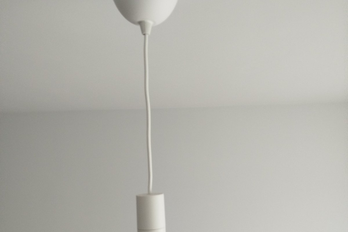 Llum LED penjant en una instal·lació interior